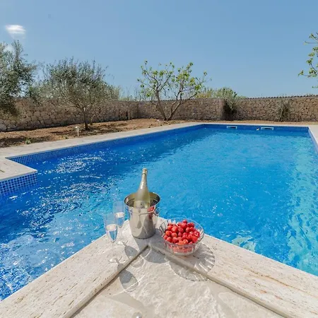 Romantic Mediterranean With Pool Near Sandy By Traveler Tourist Agency Krk Id 2167 Vila Privlaka (Zadar)