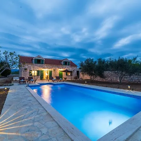 Vila Romantic Mediterranean With Pool Near Sandy By Traveler Tourist Agency Krk Id 2167 Privlaka (Zadar)