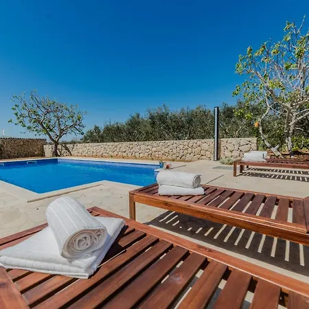 Romantic Mediterranean With Pool Near Sandy By Traveler Tourist Agency Krk Id 2167 Vila Privlaka (Zadar)
